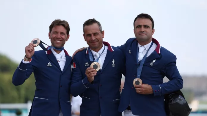 Portés par un excellent esprit d’équipe, les Bleus du saut d’obstacles en bronze Simon Delestre Julien Epaillard Olivier Perreau