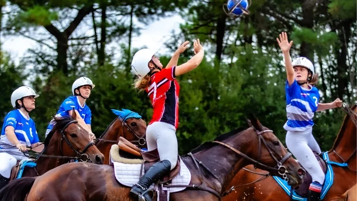 Championnats de France de horse-ball : 1ère étape à Saumur Romane Convers sur Botanica pour l’équipe de Creissan face à la formation de Lunéville en Pro Elite Féminine