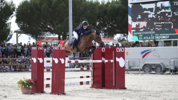 Jeanne Chambon sautant l'obstacle en CSO Elite Excellence 