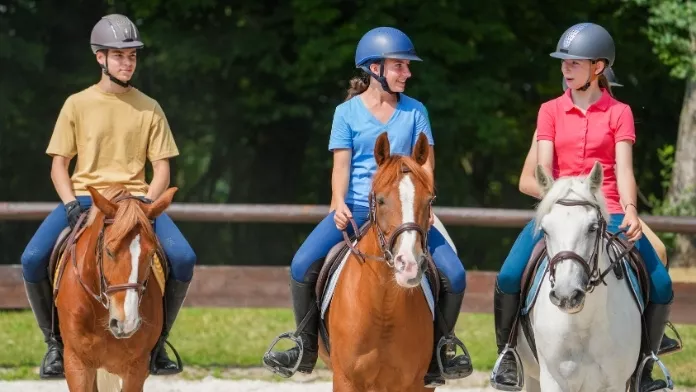 Adolescents qui pratiquent l'équitation FFE-NHodys