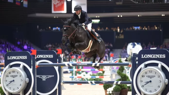 Premier temps fort du CSI 5*-W de Lyon (69), le Grand Prix Longines s’est tenu dans la soirée du vendredi 1er novembre. Quatre Tricolores se sont qualifiés pour le barrage et Simon Delestre est monté sur la troisième marche du podium après un double sans-faute aux rênes de Dexter Fontenis Z. 